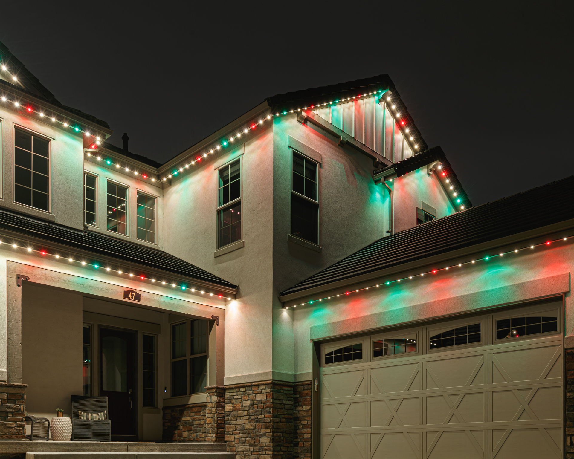 Red and green Christmas track lighting